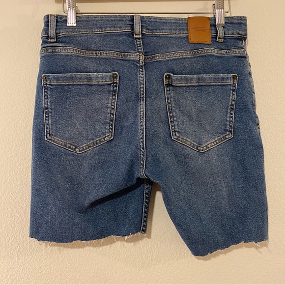 & Other Stories Los Angeles Atelier Blue Asymmetrical Hem Jean Shorts - Picture 3 of 12